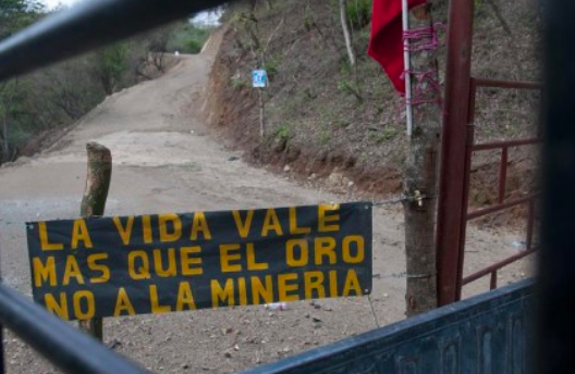 Entrada de la mina El Tambor, en Guatemala. EFE/Saul Martínez/ARCHIVO