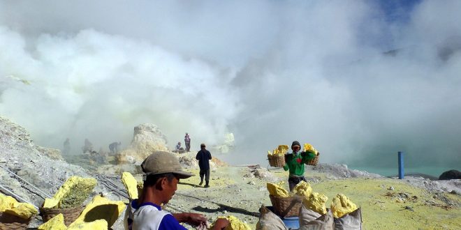 La extracción ilegal de mercurio, asociada a la minería de oro, pone en riesgo la salud de sus trabajadores y el equilibrio ambiental